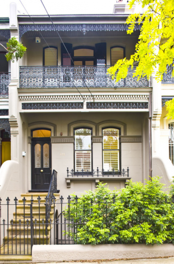 Desain rumah dengan teras bergaya neoklasik yang menambah pesona bangunan